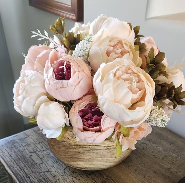 Lifelike Flowers (19 Stems)